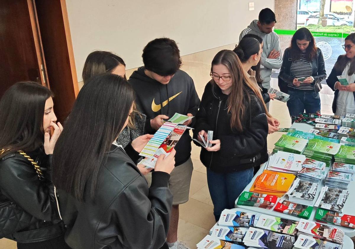 Alumnos y alumnas de varios IES de Ponferrada conocieron la oferta de titulaciones del Campus.