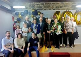 Familiares, amigos y vecinos se unieron a la celebración de los cien años de la abuela de Magaz de Abajo, Orencia Pintor.