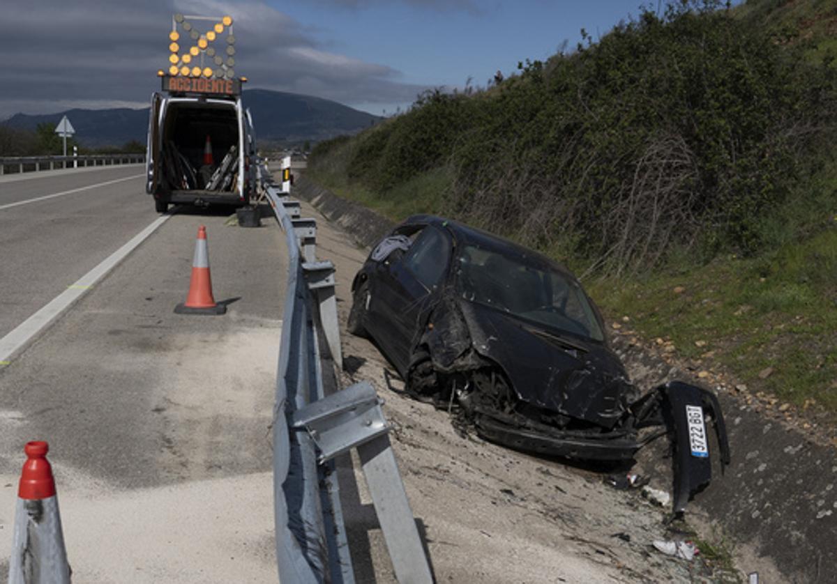 Imagen del vehículo siniestrado en el accidente de tráfico en las Ventas de Albares en el que falleció un joven de 35 años.