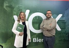 Los concejales de Vox en Ponferrada Patricia González y Gerardo González en la sede del partido.