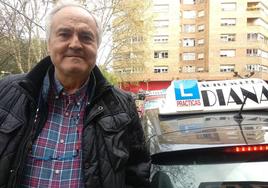 Félix Ángel Pérez, propietario de la Autoescuela Diana de Ponferrada, junto a uno de sus vehículos.