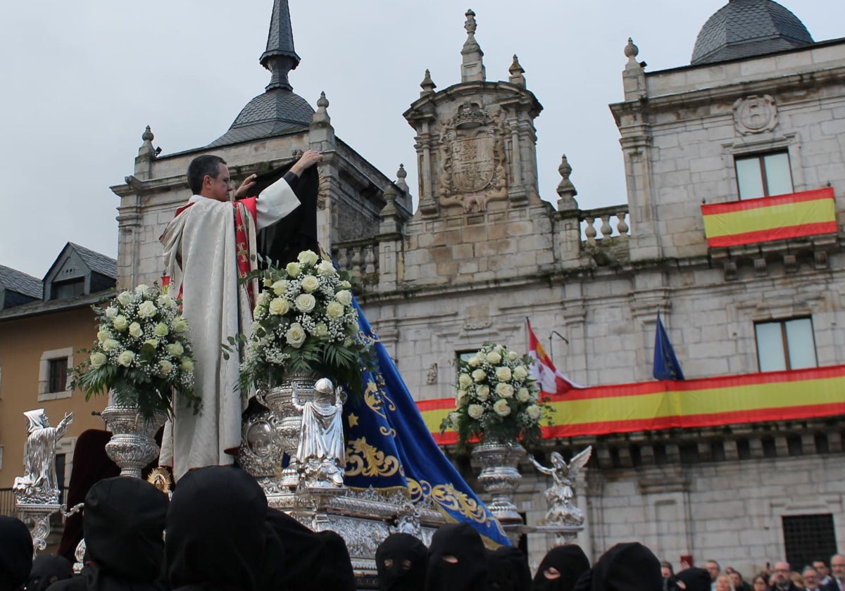La Virgen se desprende del luto
