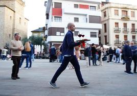 Un camarero sirve limonada típica de Semana Santa en un bar de Ponferrada.