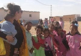 La vicepresidenta de la Asociación de Amigos del Pueblo Saharaui del Bierzo, Carmen Franco, en uno de sus viajes al campo de refugiados de Tinduf.