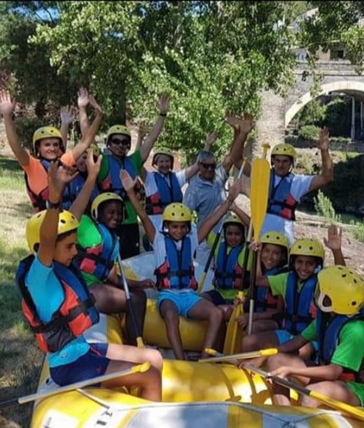 Imagen secundaria 2 - NIños y niñas participantes en el programa 'Vacaciones en Paz' durante su estancia en El Bierzo. 