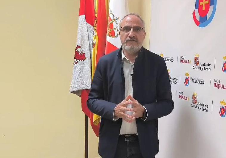 El presidente del Consejo Comarcal del Bierzo, Olegario Ramón, durante la declaración institucional pidiendo a Mañueco que rectifique.