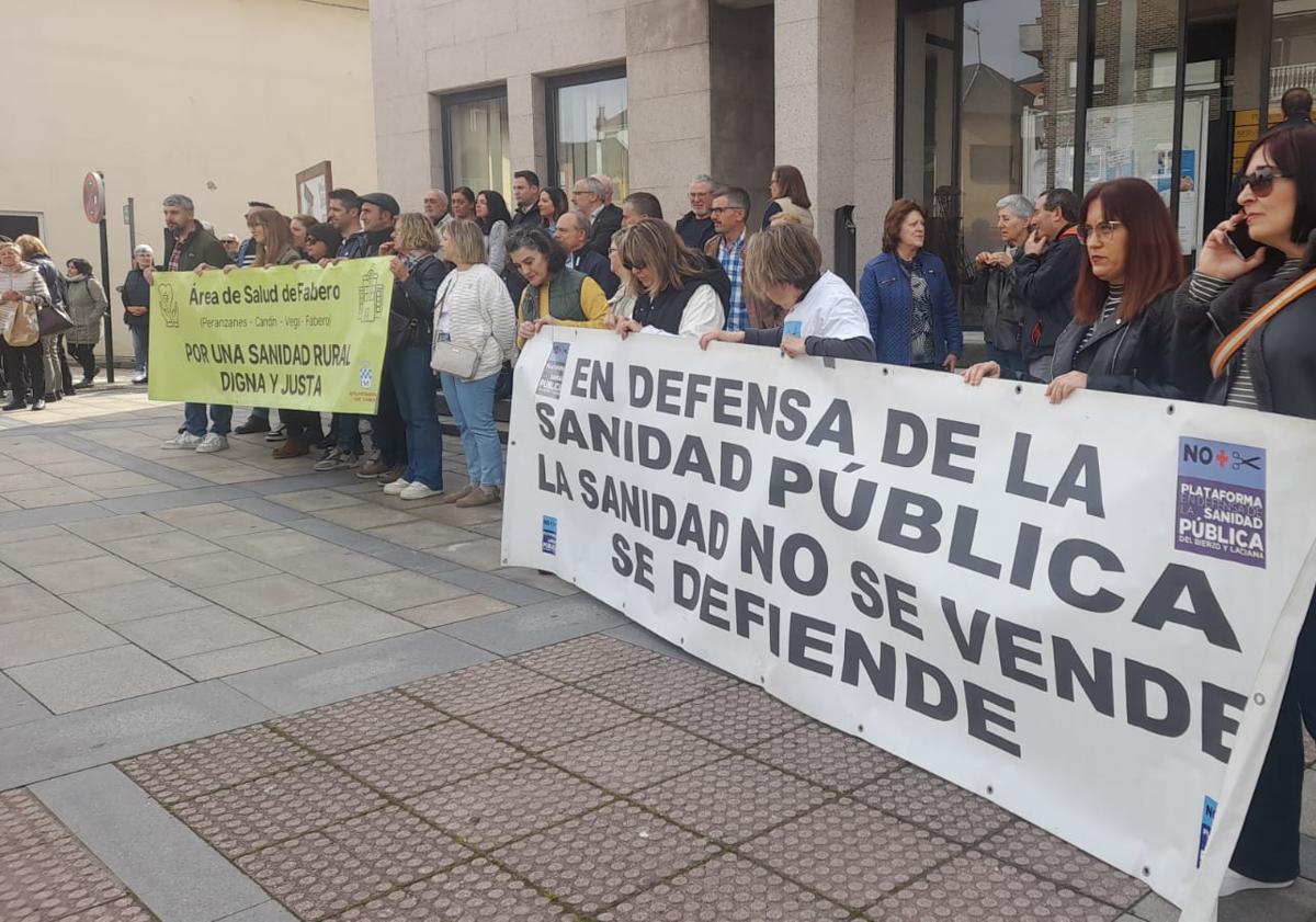 Imagen principal - Más de 500 personas se manifestaron este jueves 3 de abril por las calles de Fabero.