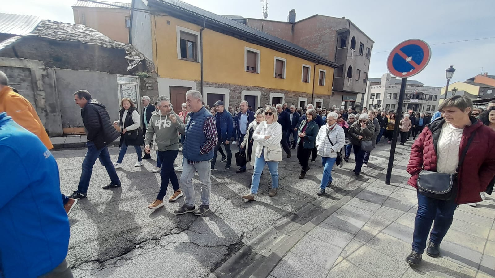 Imagen secundaria 1 - Más de 500 personas se manifestaron este jueves 3 de abril por las calles de Fabero.