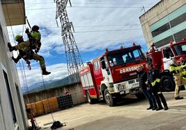 Imagen del curso de rescate en altura en el que participaron los bomberos de Ponferrrada.