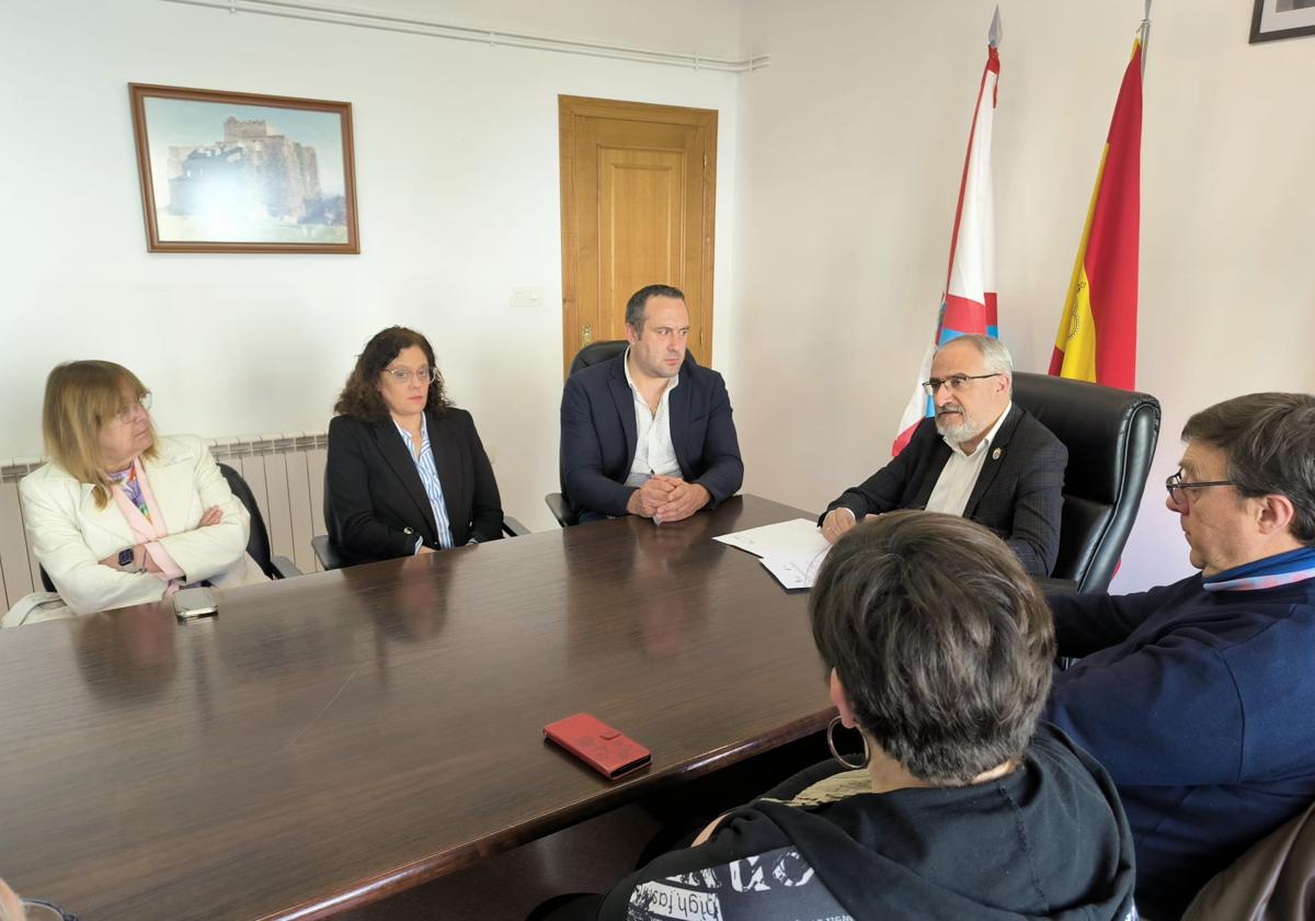 El presidente del Consejo Comarcal (3D), en la visita al Ayuntamiento de Corullón.