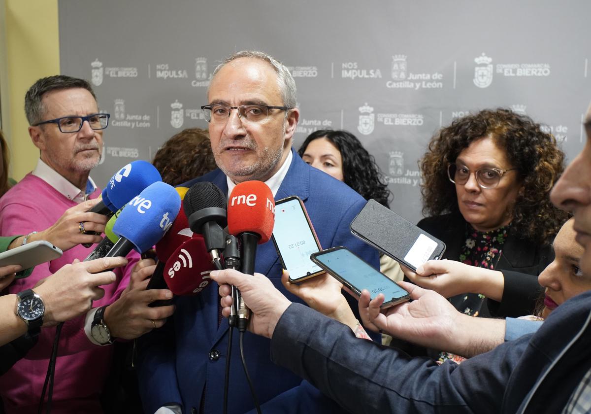 El presidente del Consejo Comarcal compareció ante los medios para explicar la agresión sufrida en la tarde del jueves.