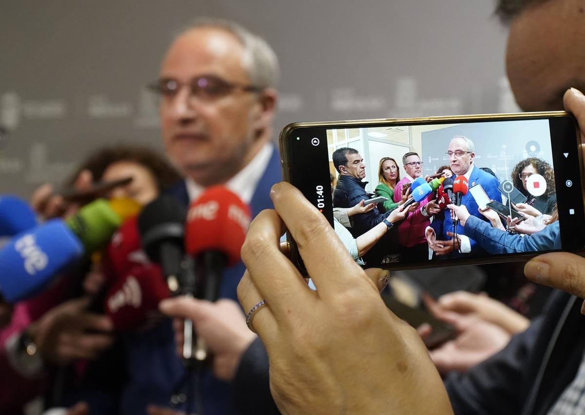 Imagen secundaria 1 - Olegario Ramón compareció ante los medios.