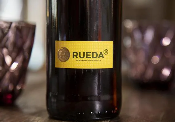 Botella de vino de la DO Rueda.