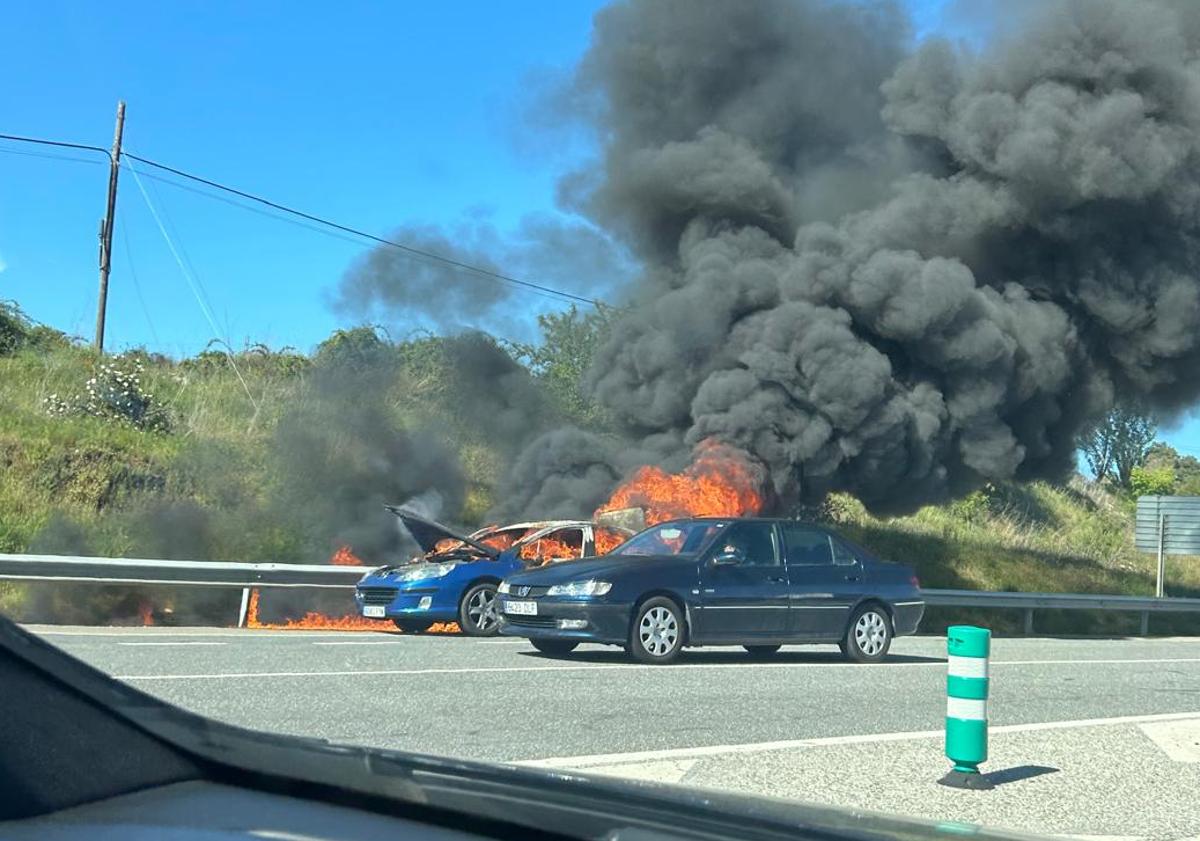 Imagen principal - El fuego calcinó por completo el vehículo y provocó una intensa nube de humo negro.