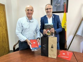 El presidente del Consejo Comarcal del Bierzo (D), con el alcalde de Puente de Domingo Flórez, en su visita a la localidad.