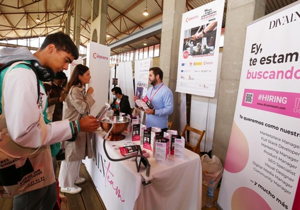 Jóvenes en la III Feria del Empleo y el Emprendimiento del Bierzo, en una imagen de archivo.