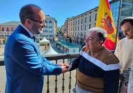 El alcalde de Ponferrada saluda a los usuarios de Asprona Bierzo en su visita al Ayuntamiento.