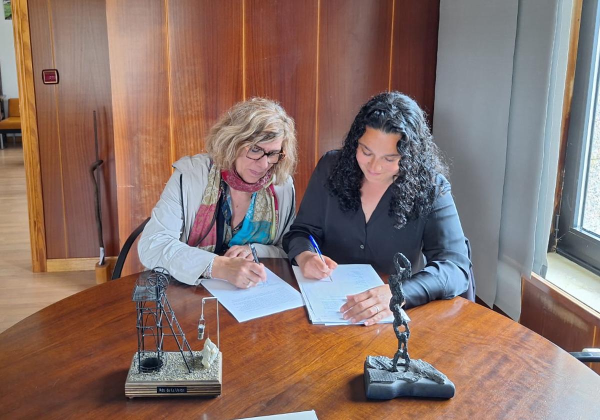 La alcaldesa de Fabero, Mari Paz Martínez, y la concejal de IU, Sasquia Julio, en la firma del pacto de gobierno.