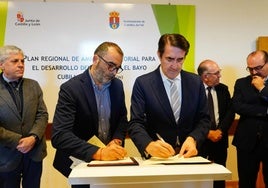 El consejero de Medio Ambiente y el alcalde de Cubillos del Sil, en la presentación de la ampliación de El Bayo.