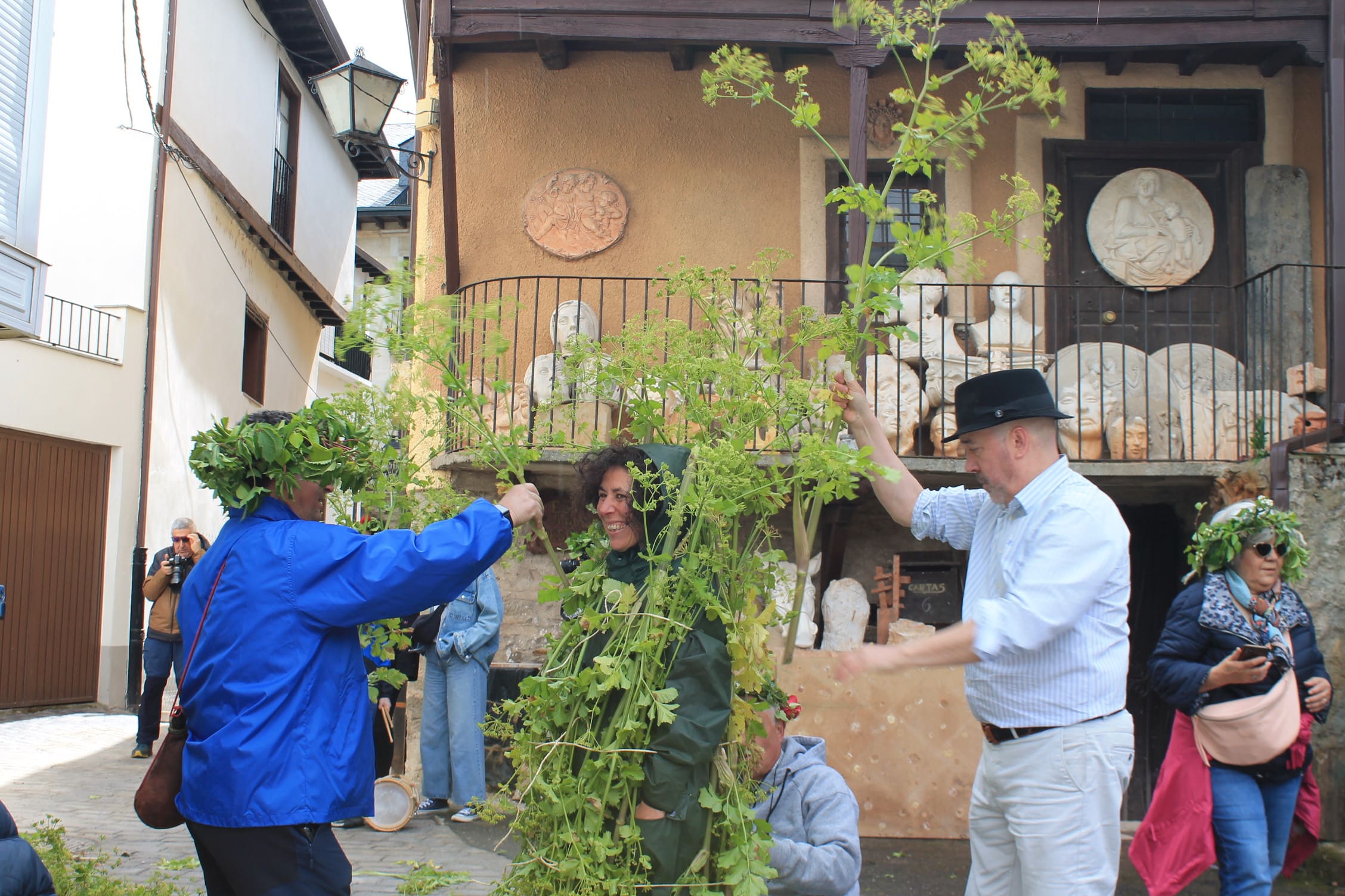 Los Maios tiñen de verde Villafranca