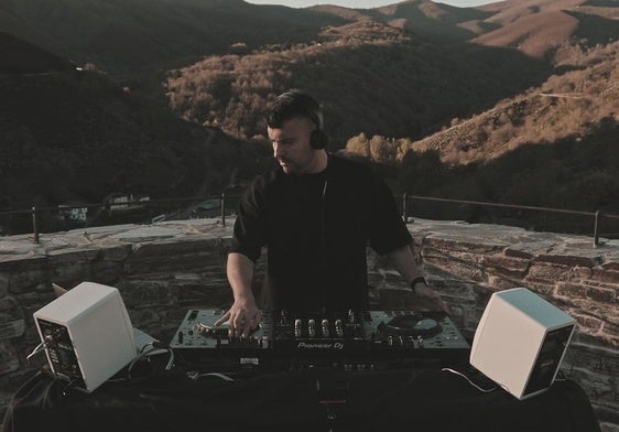 El DJ berciano 'Motto' durante la sesión de grabación que se estrena este viernes, 3 de mayo.