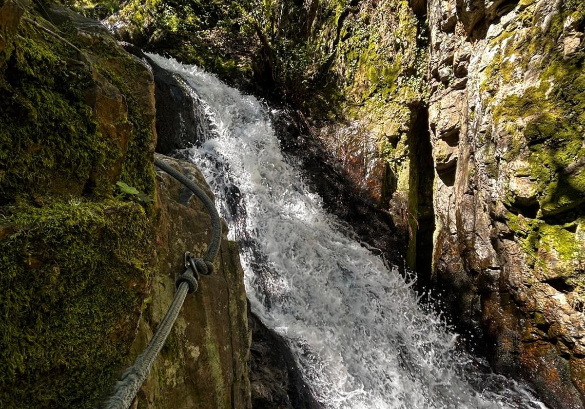 Cascada en la ruta