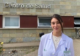 Claudia González a las puertas del centro de Salud donde realiza el Mir.