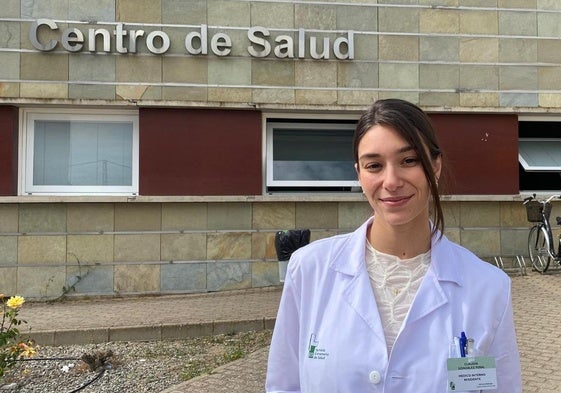 Claudia González a las puertas del centro de Salud donde realiza el Mir.
