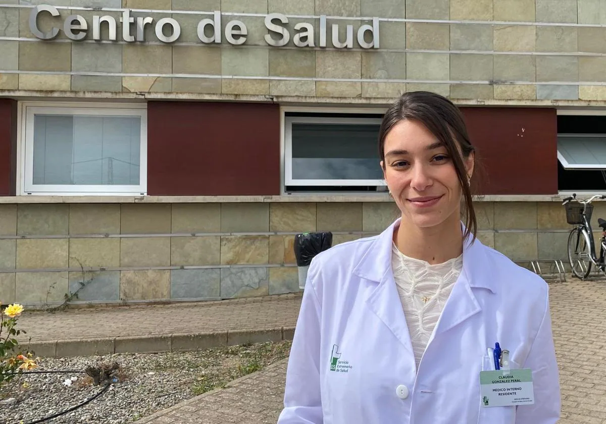 Claudia González a las puertas del centro de Salud donde realiza el Mir.