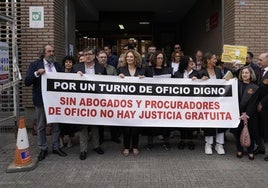 Los abogados y procuradores del turno de oficio de Ponferrada se concentraron ante el Palacio de Justicia.