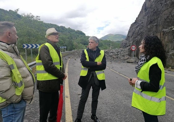 El delegado de la Junta (2D) y la alcaldesa de Páramo del Sil (D) escuchan las explicaciones de los técnicos en el lugar del derrumbe en la CL-631.