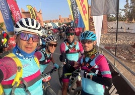 Los cuatro policías municipales de Ponferrada durante su participación en la Škoda Titan Desert Morocco 2024.