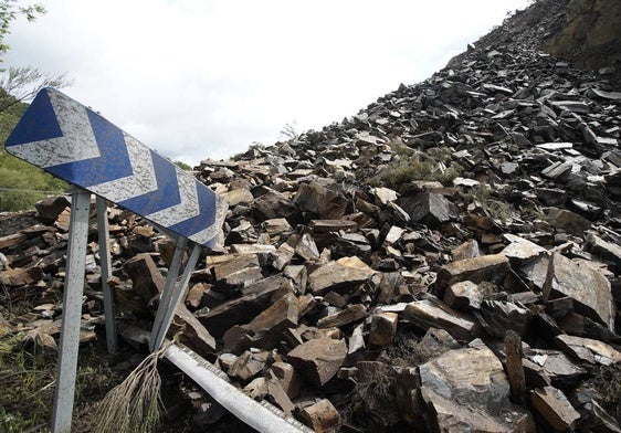 Imagen del derrumbe del talud a la altura del kilómetro 33 en Páramo del Sil que mantiene cortada la carretera CL-631.