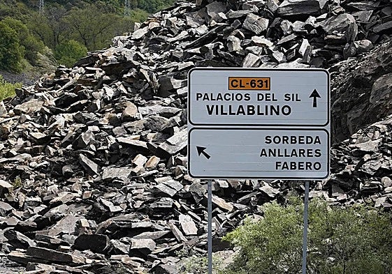 Desprendimiento de rocas y tierra en la carretera CL-631 en Páramo del Sil.
