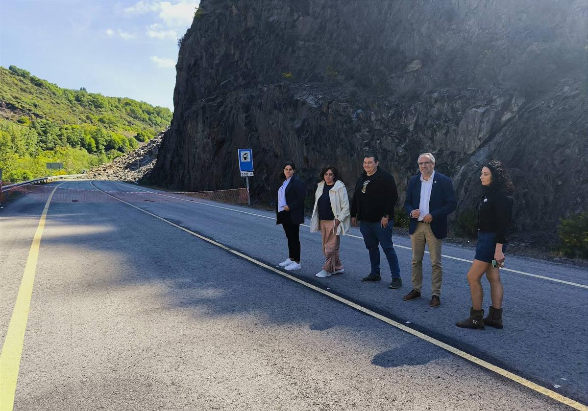 El presidente del Consejo (2I) y la alcaldesa de Páramo del Sil visitaron la zona del derrumbe que bloquea la carretera CL-631.