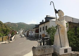 Imagen de la escultura del peregrino en Villafranca del Bierzo.