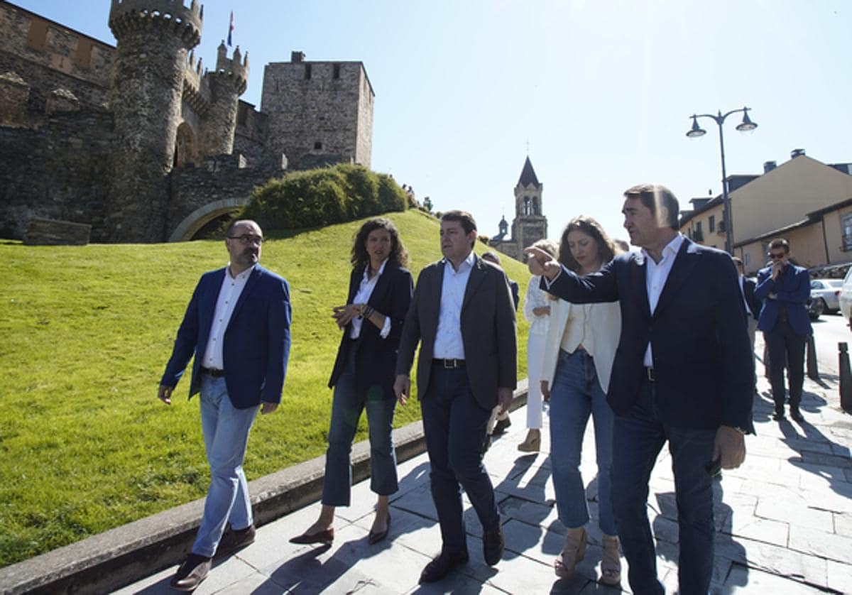 El presidente de la Junta (C) y varios cargos del PP pasean por los alrededores del Castillo de los Templarios de Ponferrada.