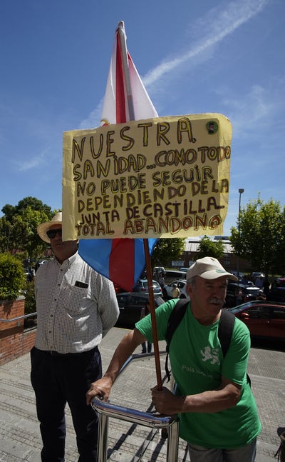 Concentración por la sanidad pública en el hospital El Bierzo de Ponferrada.