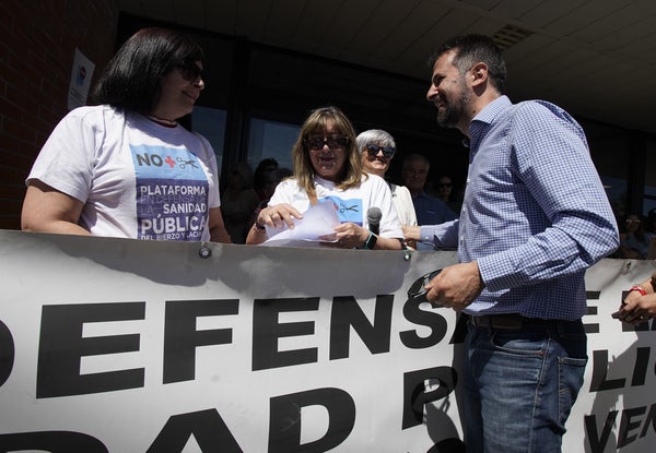 Concentración por la sanidad pública en el hospital El Bierzo de Ponferrada.