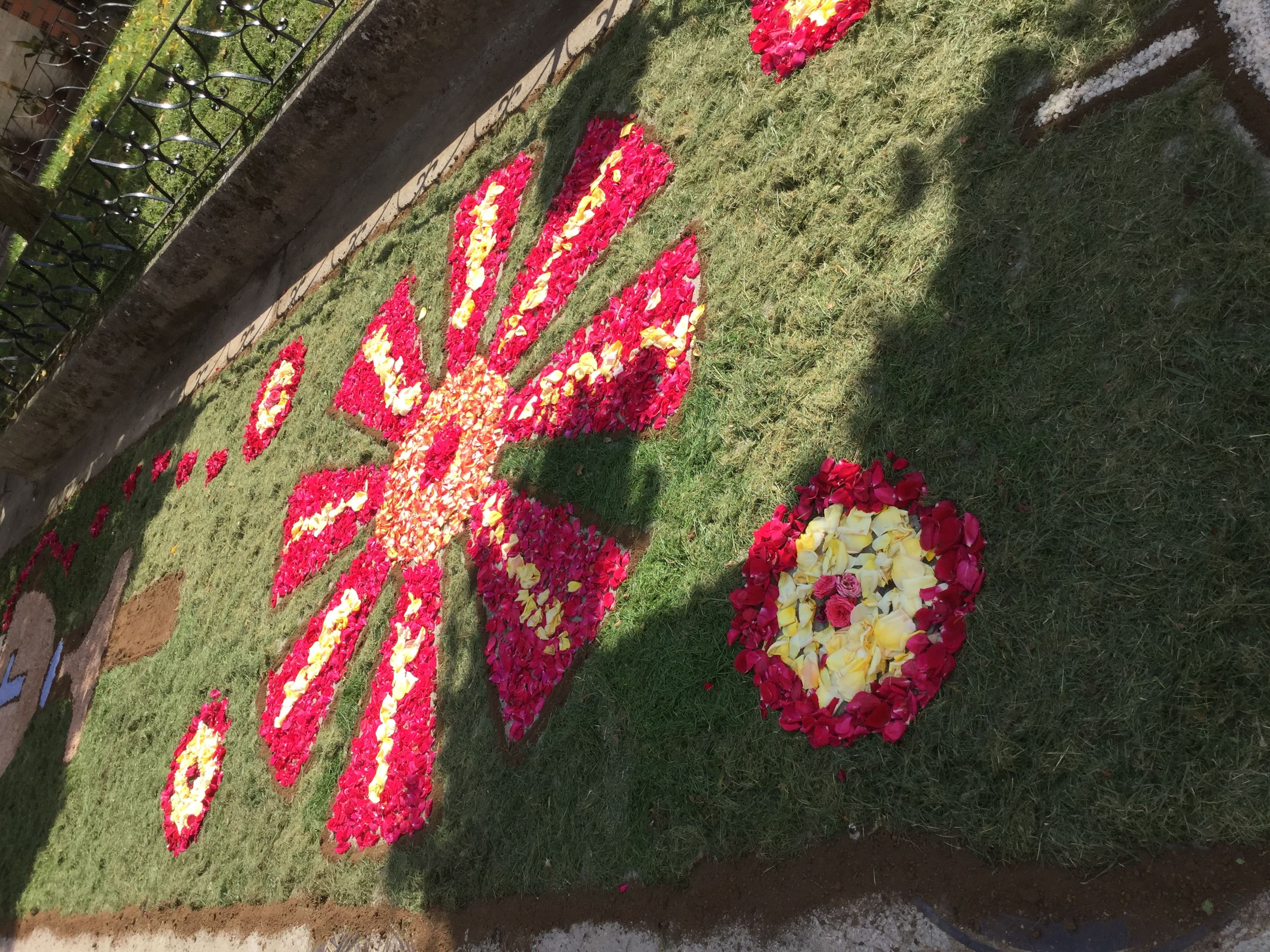 Las alfombras florales que llenaban las calles de color