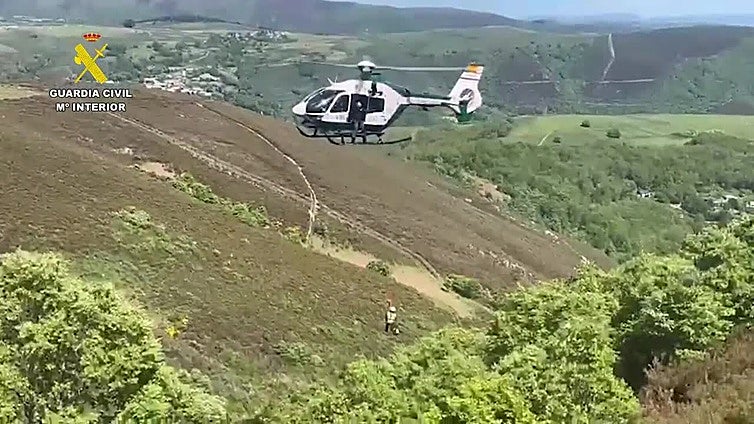 Un helicóptero de la Guardia Civil rescata a un conductor herido en Vega de Valcarce