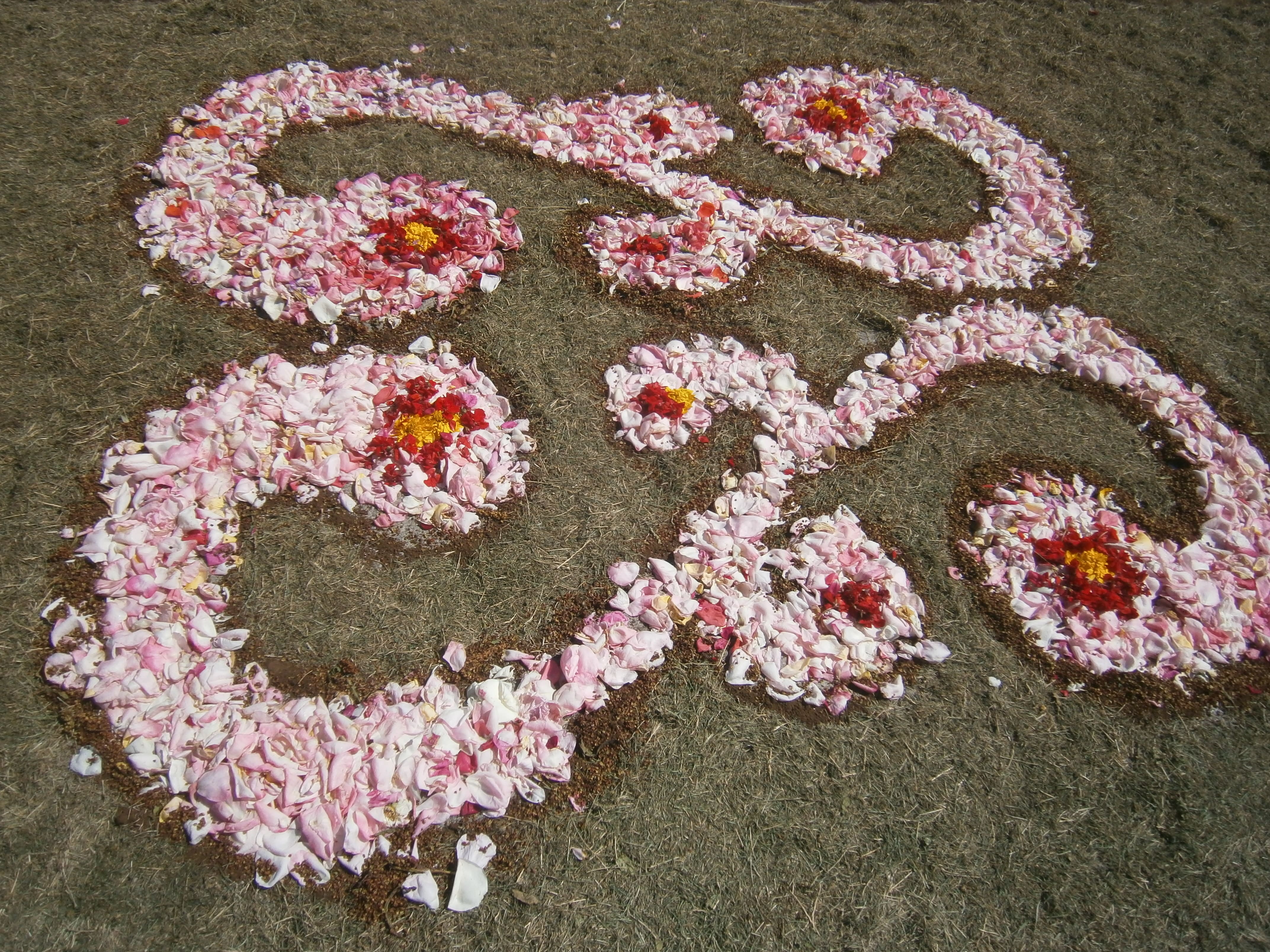 Las alfombras florales que llenaban las calles de color