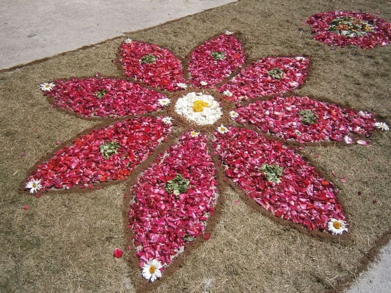 Las alfombras florales que llenaban las calles de color