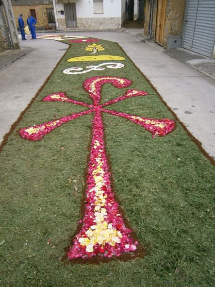 Las alfombras florales que llenaban las calles de color
