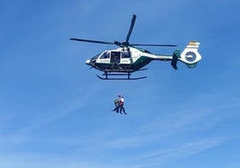 Imagen del rescate del conductor herido al salirse de la vía en Vega de Valcarce.