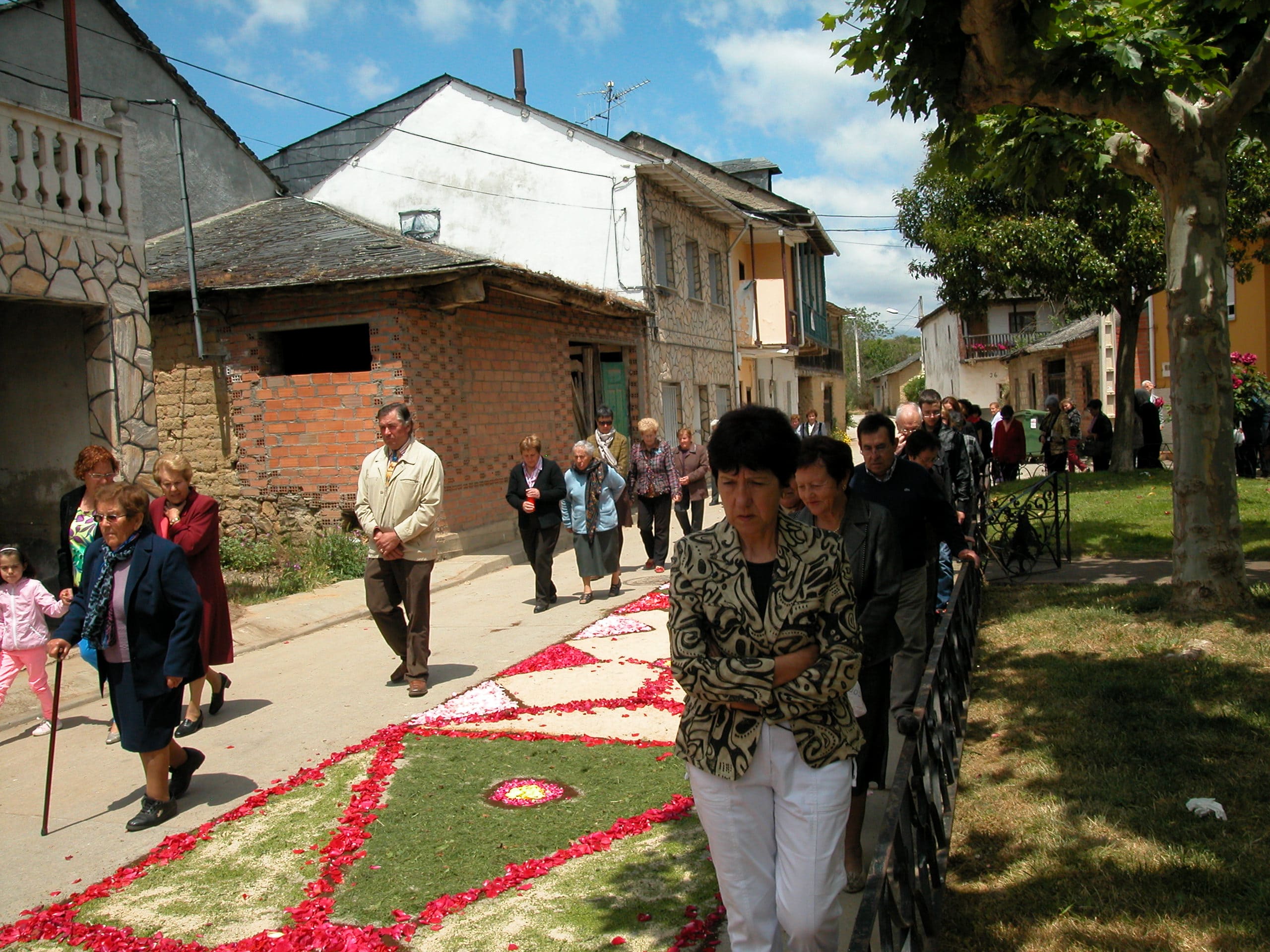 Las alfombras florales que llenaban las calles de color