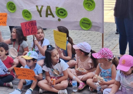 Escolares del colegio público Virgen del Carmen de La Placa se comen el bocadillo en la sentada ante la Junta en Ponferrada.