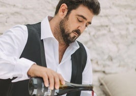 El cantante Antonio Orozco con su vino 'Pedacitos de ti 2019'.