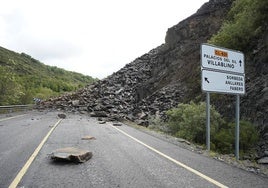 El derrumbe de rocas y tierra del talud mantiene cortada la carretera CL-631 a la altura de Páramo del Sil.