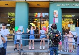 Protesta de escolares, padres y madres del colegio Virgen del Carmen de La Placa ante la Junta.